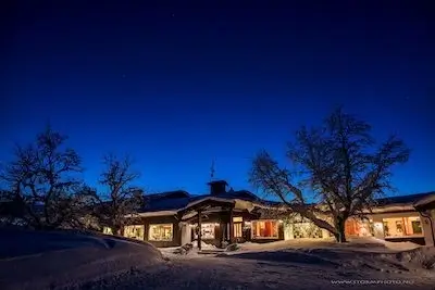 Venabu-Fjellhotell-entrance-in-winter